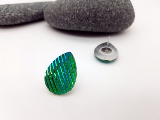 Glitzer Streifen Ohrstecker Tropfenform grün